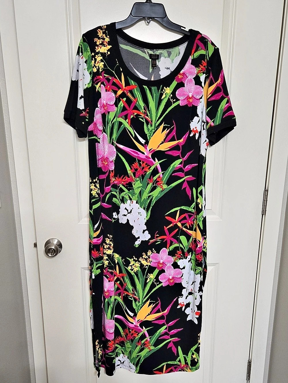 G.I.L.I. Short-Sleeve Side Slit Maxi Dress. Black & Pink